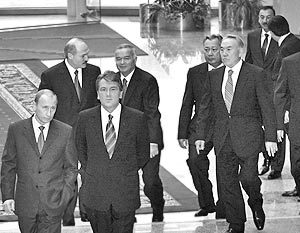Лидеры стран Содружества перед заседанием Совета глав государств СНГ в здании Национальной библиотеки