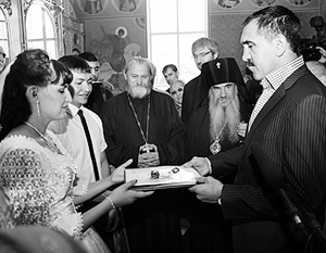 Президент Юнус-Бек Евкуров вручил молодоженам сразу после венчания ключи от новой квартиры