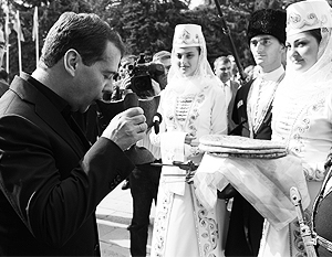 8 августа 2012 года. В четвертую годовщину событий августа 2008-го российский премьер Дмитрий Медведев приехал в Цхинвал. Там его встречали осетинскими пирогами и чаркой с пивом
