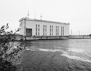 Энергетики откачивают воду с затопленной в Карелии ГЭС