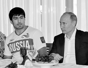 Путин выпил шампанского со сборной России по дзюдо