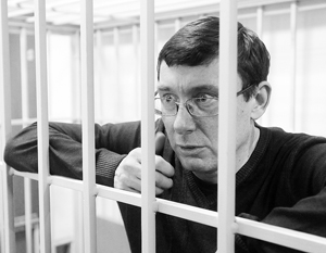 Экс-главу МВД Украины Луценко осудили на два года тюрьмы