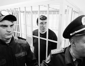 За халатность на посту министра Юрий Луценко должен теперь надеть тюремную робу 