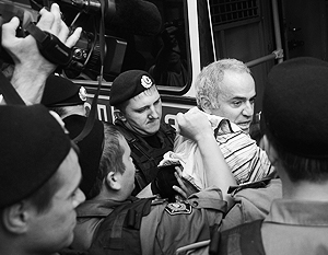 Рогозин: Укушенному Каспаровым полицейскому нужна прививка