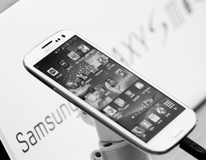 Apple потребовала запретить продажи самого популярного смартфона Samsung