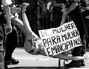 Активистки FEMEN сорвали праздничный парад в Бразилии 
