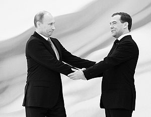 Путин подарил Медведеву картину в стиле соцреализма