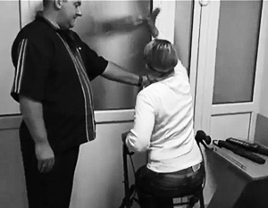 Пенитенциарная служба обнародовала видео с Тимошенко, стучащей в дверь каблуком