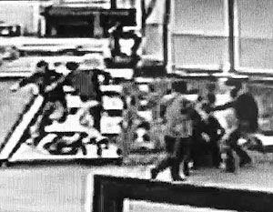 Нападение на сотрудников музея попало в объективы камер