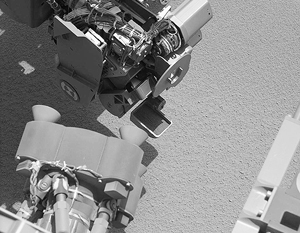 Возле марсохода Curiosity заметили маленький яркий объект