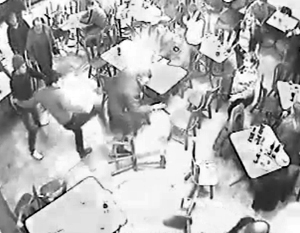 Нападавшие избивали посетителей, переворачивали столы и разбивали посуду