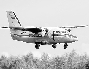 Двухмоторный самолет застрял в грязи при взлете на Камчатке