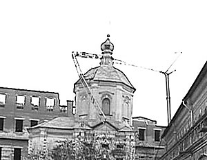 Башенный кран в Москве рухнул на купол церкви