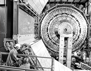 Самым известным ускорителем в ЦЕРНе является Большой адронный коллайдер