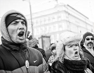 Участники «прогулки» у здания ФСБ грелись скандированием политических речовок