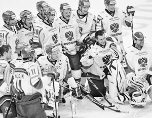 Российские хоккеисты после победы над финнами с Кубком Первого канала