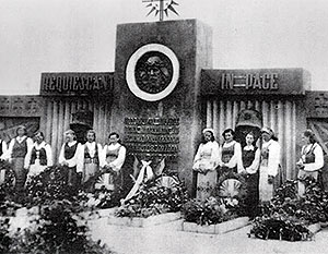 Литовские власти скрывают, что «партизаны» участвовали в массовом истреблении евреев (на фото памятник бойцам LAF в 1942 году)