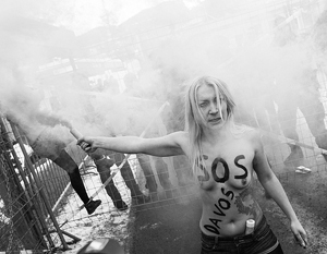 Активистки FEMEN разделись на форуме в Давосе