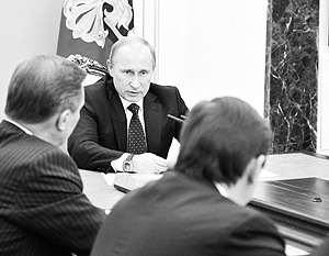 Путин потребовал от полпредов активней включаться в реализацию его указов