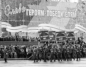 На площади Павших борцов в Волгограде прошел торжественный митинг и парад войск гарнизона