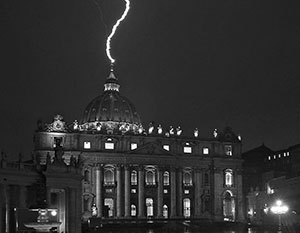 Молния ударила в собор Святого Петра в Ватикане (Видео)