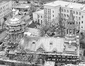 Пьяный иностранец разбил кирпичом иконы в московском храме