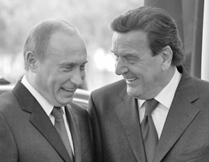 Президент России Владимир Путин и канцлер Германии Герхард Шредер (слева направо) во время встречи в ведомстве Федерального канцлера.