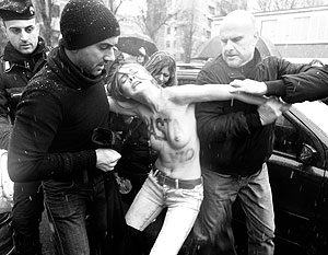 Активистки Femen обнажились в Милане против Берлускони (видео)