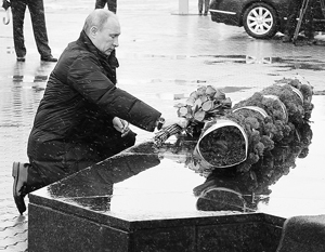 Путин возложил цветы к памятнику десантникам шестой роты, погибшим в 2000 году в неравном бою с боевиками Хаттаба под Улус-Кертом