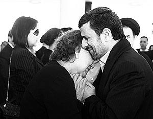 Ахмадинежада раскритиковали в Иране за поведение на похоронах Чавеса