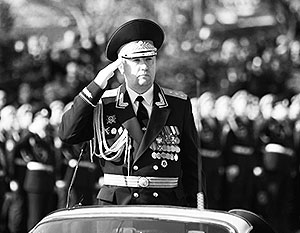 Командовать парадом какой. Командующий парадом 1980 г. в Москве. Молодой главнокомандующий парадом Победы. Куразов главнокомандующий парадом.