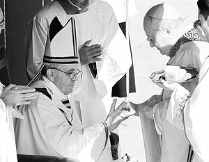 Франциску вручили символы папской власти