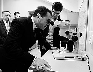 Дмитрий Медведев во время посещения Московского физико-технического института