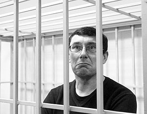 Янукович помиловал экс-главу МВД Луценко