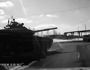 Танкиста понизили до грузчика за выезд танка на шоссе в Нижнем Тагиле