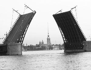 Буксир затонул после столкновения с опорой Дворцового моста в Петербурге