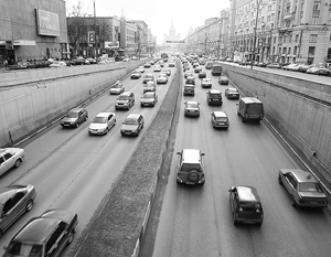 Угонщик автомобиля ДПС устроил аварию в тоннеле Садового кольца в Москве