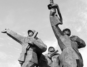 Президент Латвии выступил против сноса памятника Освободителям в Риге