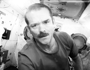 Космический видеоклип командира экипажа МКС побил рекорды на YouTube