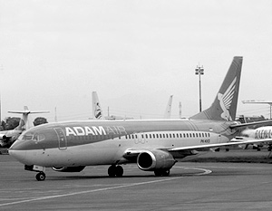Самолет Boeing 737-400 индонезийской авиакомпании Adam Air