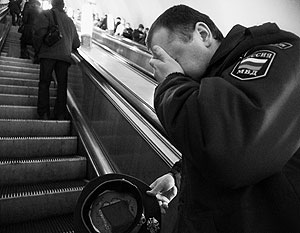 Полицейского в московском метро ударили бутылкой по голове