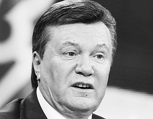 Янукович весь в белом