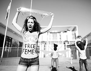 FEMEN разделись у ведомства канцлера ФРГ в Берлине
