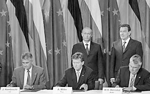Во время подписания договора о строительстве Североевропейского газопровода 