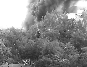 В центре Алма-Аты взорвался бензовоз, огонь перекинулся на жилой дом
