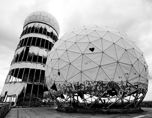 Развалины станции радиотехнической разведки Тойфельсберг в Берлине, с помощью которой США прослушивали телефонные разговоры в ГДР и других странах Восточного блока в годы холодной войны  
