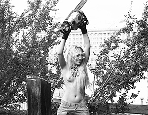 Спилившей поклонный крест в Киеве активистке FEMEN дали убежище во Франции