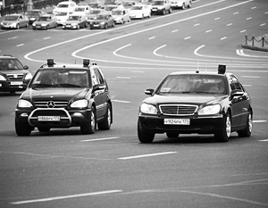 Медведев дал прибавку чиновникам за использование личных автомобилей