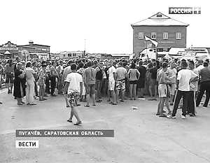 Жители Пугачева снова вышли на митинг против мигрантов