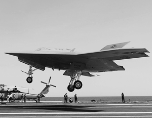 Американский беспилотник X-47B впервые совершил посадку на авианосец